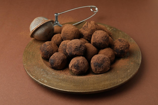Concept de bonbons aux truffes sur fond marron