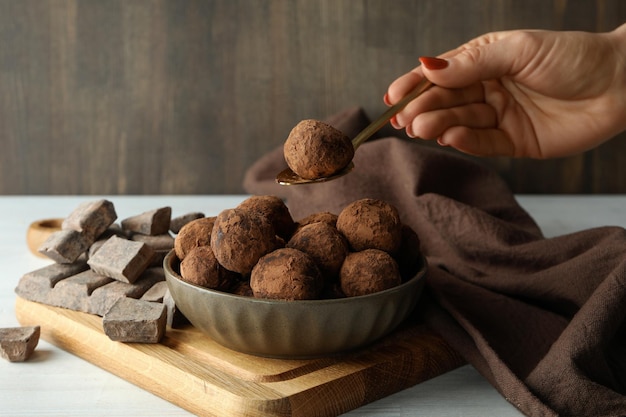 Concept de bonbons aux truffes sur table en bois blanc