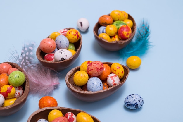 Concept de bonbons de Pâques avec des oeufs en chocolat sur fond bleu