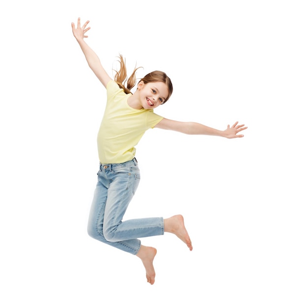 concept de bonheur, d'activité et d'enfant - petite fille souriante sautant