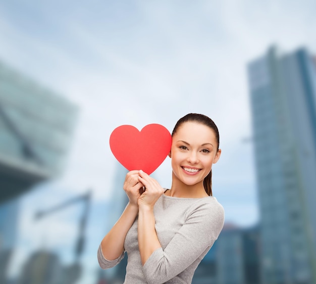 concept de bonheur, d'amour et de santé - femme asiatique souriante au coeur rouge