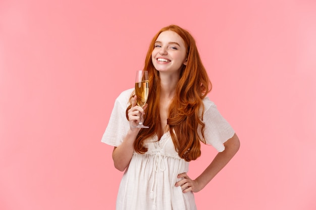 Concept de bonheur, de confiance et de célébration. Fille rousse séduisante heureuse et insouciante