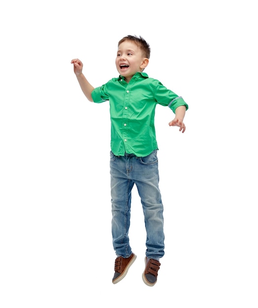 concept de bonheur, d'enfance, de liberté, de mouvement et de personnes - petit garçon heureux sautant dans l'air