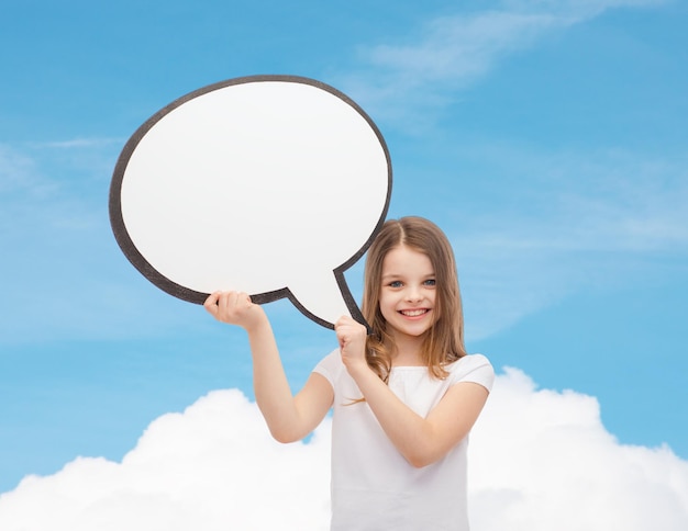 concept de bonheur, d'enfant, de conversation et de personnes - petite fille souriante avec une bulle de texte vide