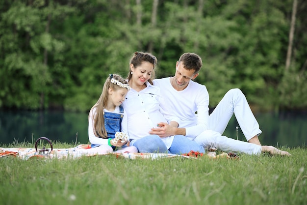 Concept de bonheur familial mère enceinte et père heureux un