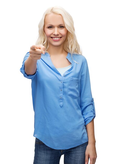 concept de bonheur, de geste et de personnes - femme souriante pointant le doigt vers vous