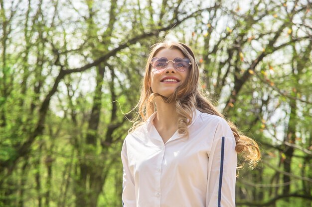 Le concept de bonheur et de joie au printemps et en été