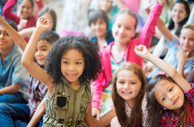 Concept de bonheur joyeux étudiants enfants