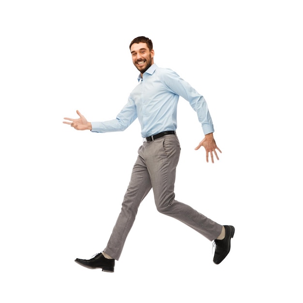 concept de bonheur, de liberté, de mouvement et de personnes - jeune homme souriant sautant dans l'air