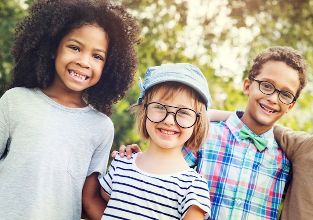 Photo concept de bonheur ludique d'amitié enfants ensemble