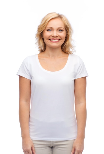 concept de bonheur et de personnes - femme souriante en t-shirt blanc vierge