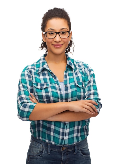 Photo concept de bonheur et de personnes - jeune femme afro-américaine souriante à lunettes avec les bras croisés