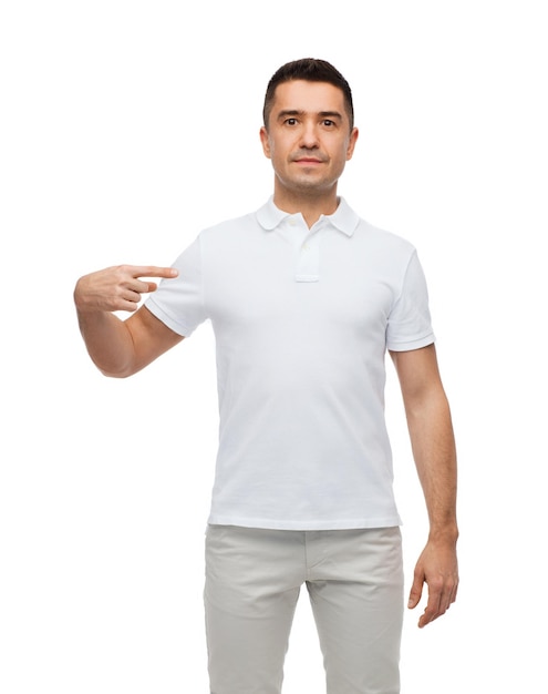 Photo concept de bonheur, de publicité, de mode, de geste et de personnes - homme souriant en t-shirt pointant le doigt sur lui-même