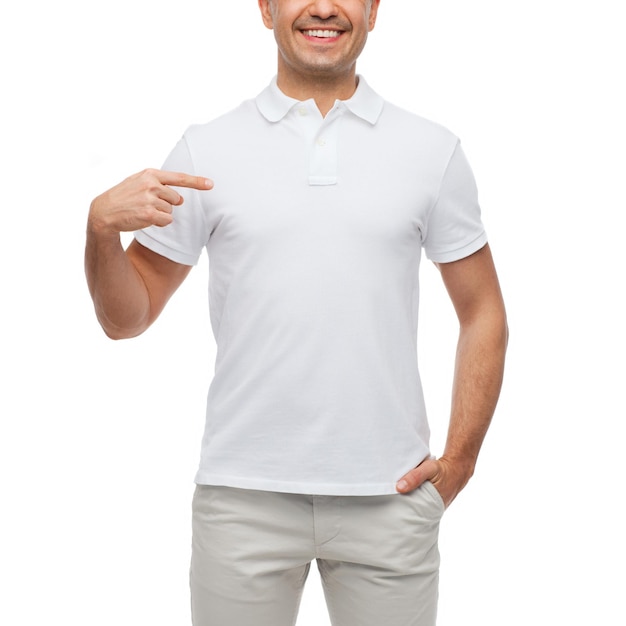 concept de bonheur, de publicité, de mode, de geste et de personnes - homme souriant en t-shirt pointant le doigt sur lui-même