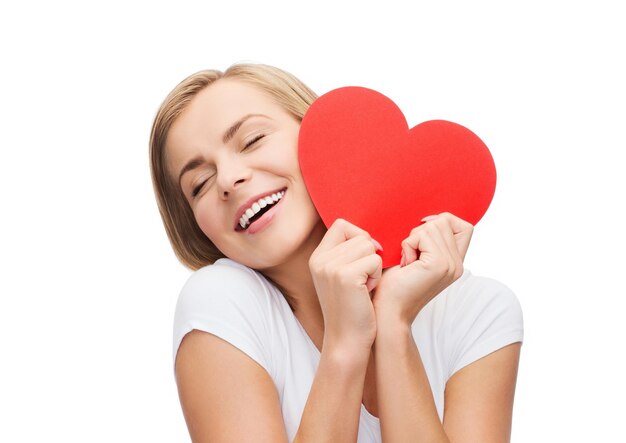 concept de bonheur, de santé et d'amour - femme souriante en t-shirt blanc avec coeur