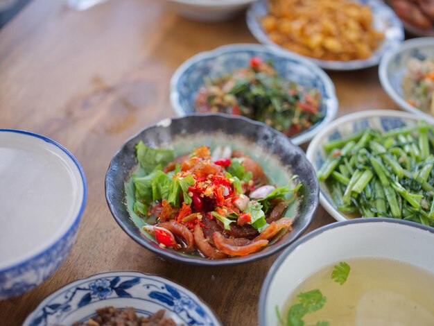 concept de bouillon de riz et d'accompagnement petit déjeuner style thaïlandais