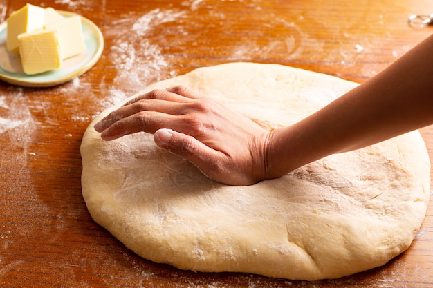 Concept de boulangerie-pâtisserie préparant le pain pour pain tressé à la cannelle avec espace de copie