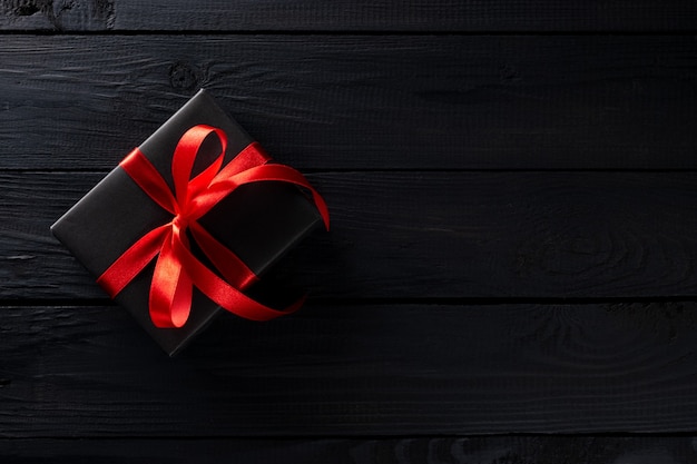 Photo concept de boxe. vue de dessus des boîtes de noël noires sur table en bois noire. copier l'espace