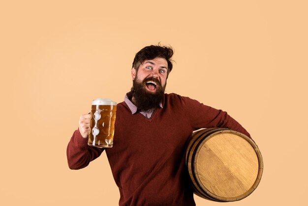 Concept de brasserie festival oktoberfest homme barbu buvant de la bière homme dégustation de bière pression pub et