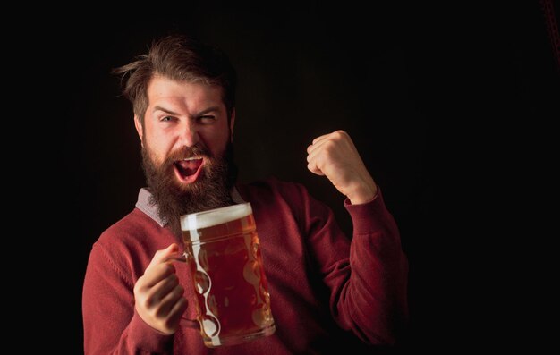 Concept de brasserie heureux homme souriant avec de la bière homme senior buvant de la bière avec un visage surprise brasseur heureux