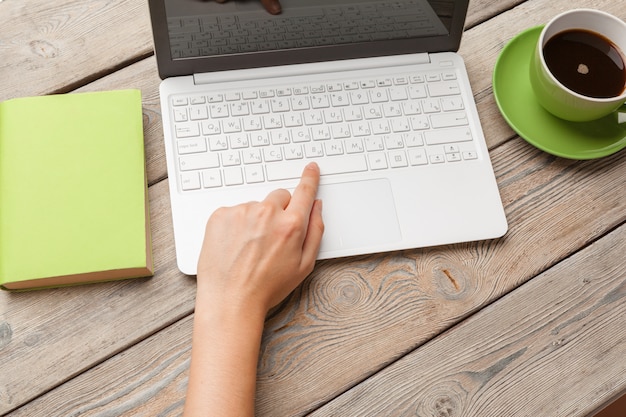 Concept de bureau ordinateur portable tasse de café se bouchent