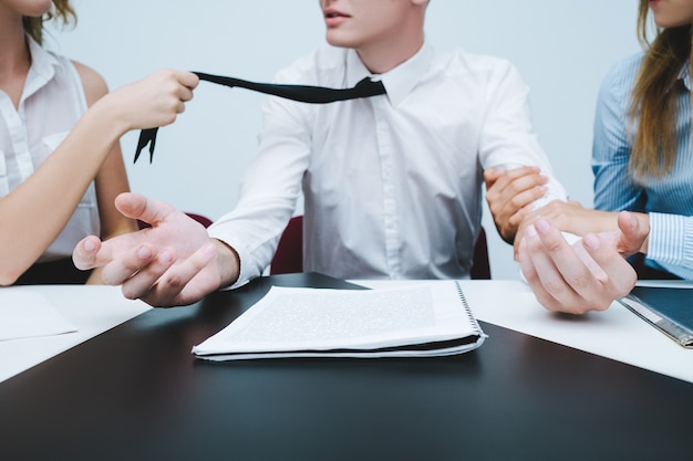 Concept de bureau de patron séduisant femme revivalry. appareil utilisé à travers le lit. histoire d'amour au travail