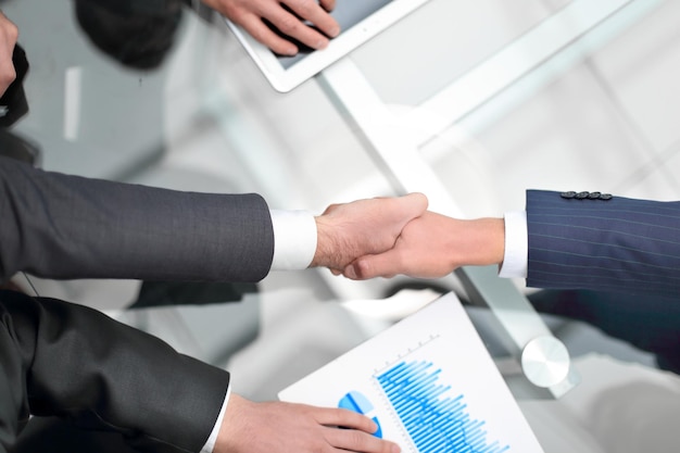 Concept de business handshake et de gens d&#39;affaires