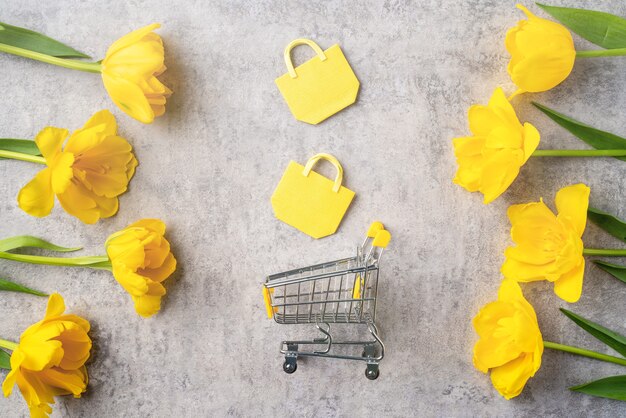 Concept de cadeau de fête des mères shopping avec bouquet de fleurs de tulipe jaune