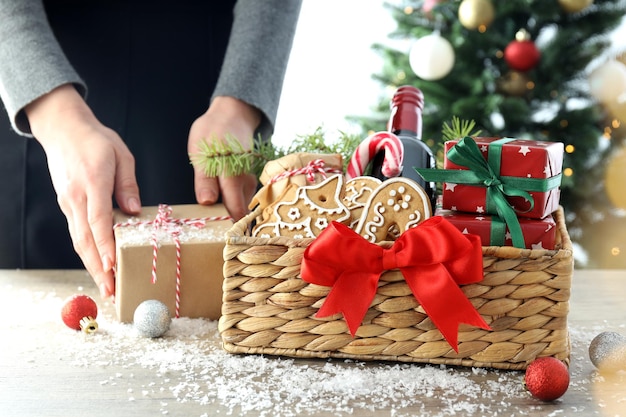 Concept de cadeau avec panier de Noël sur table en bois blanc