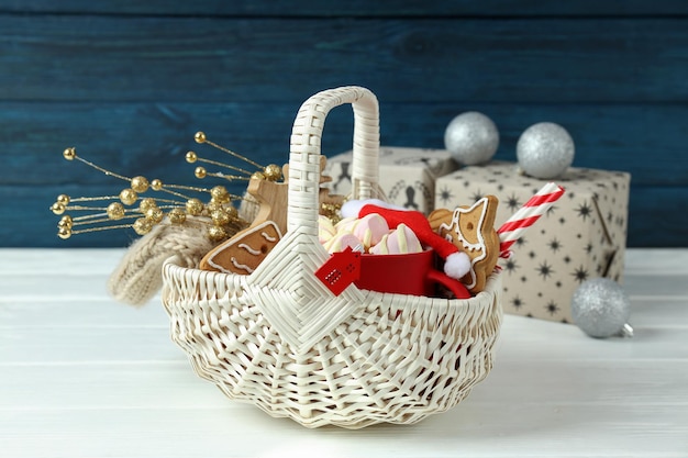 Concept de cadeau avec panier de Noël sur table en bois blanc