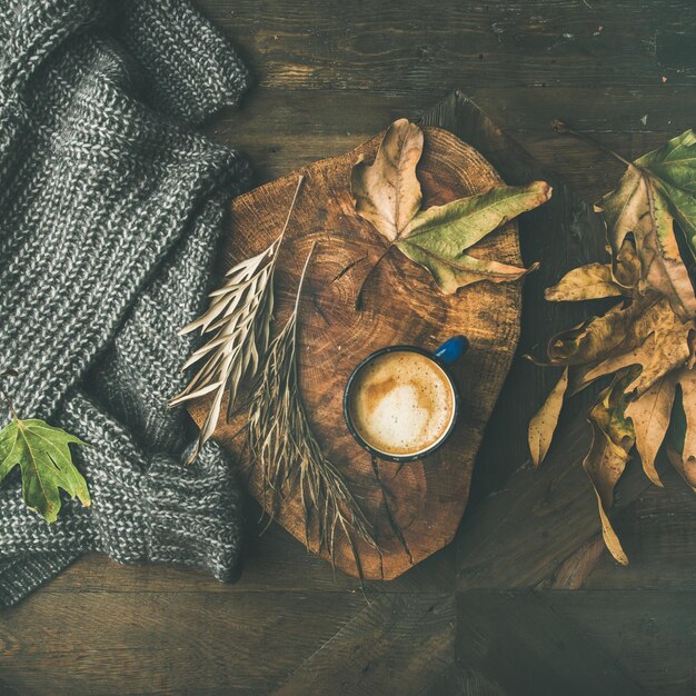 Concept de café d'automne avec des feuilles et une récolte carrée de pull gris