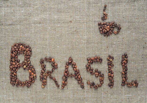 Concept de café brésilien. L'inscription Brésil fait des grains de café.