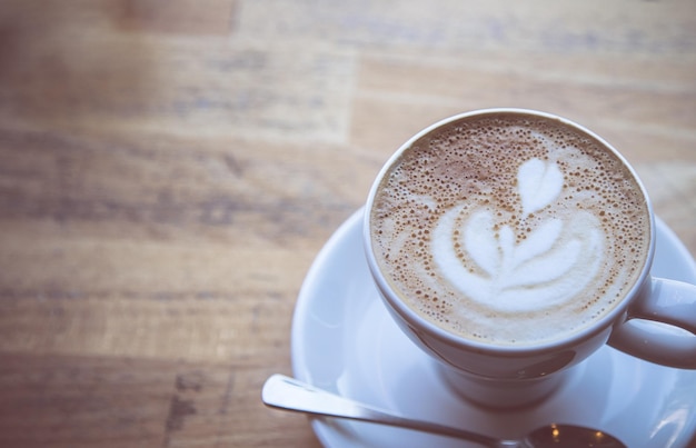 Concept de café italien Tasse fraîchement préparée de cappuccino dans un café