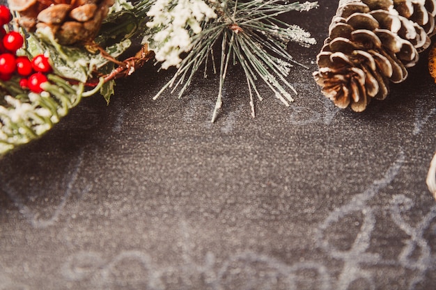 Concept de carte de Noël avec un décor de vacances sur fond de béton gris