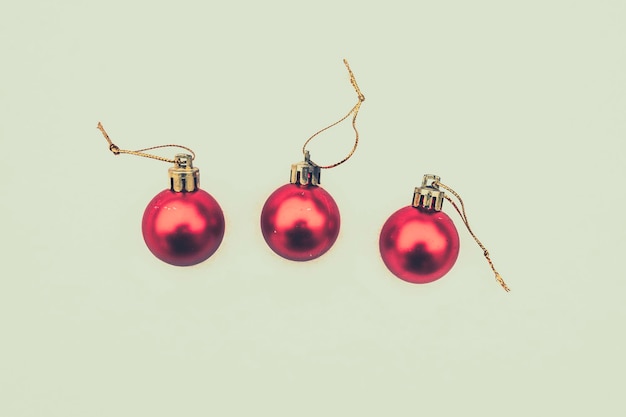 Concept de la carte postale avec des boules de Noël couvertes de neige trois boules rouges