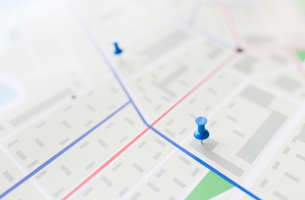 Photo concept de cartographie, de localisation et de navigation - gros plan d'une carte ou d'un plan de ville avec épingle