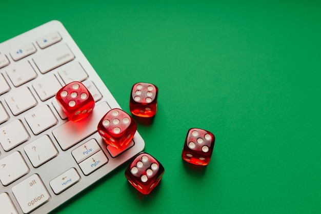 Concept de casino en ligne Cinq dés rouges sur clavier avec fond vert