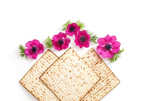 Concept de célébration du Seder Pessa'h fête de la Pâque juive Matzah et fleurs Vue de dessus