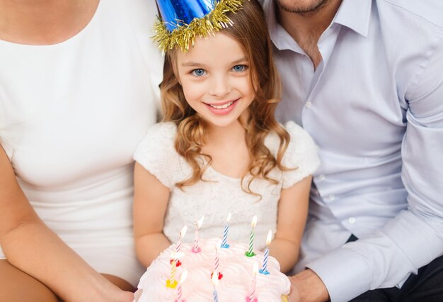 concept de célébration, de famille, de vacances et d'anniversaire - famille avec gâteau et bougies