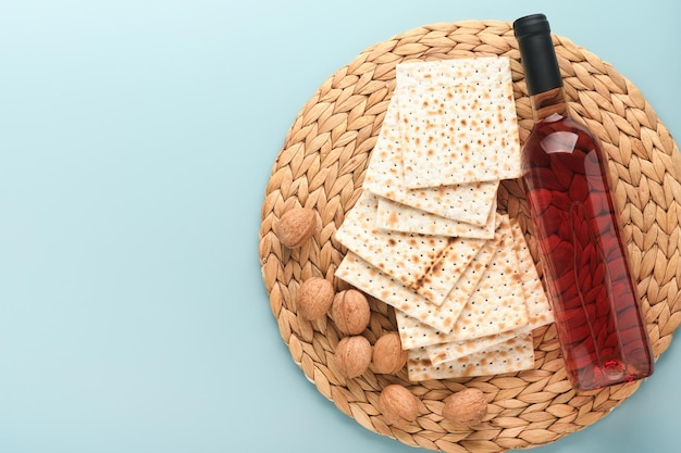 Concept de célébration de la Pâque Matzah casher rouge et noix Pain juif rituel traditionnel sur fond bleu Nourriture de la Pâque Fête juive de Pessa'h