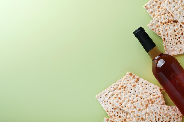 Concept de célébration de la Pâque Matzah rouge casher et noix Pain juif rituel traditionnel sur fond monochrome vert clair Nourriture de la Pâque de printemps Fête juive de Pessah