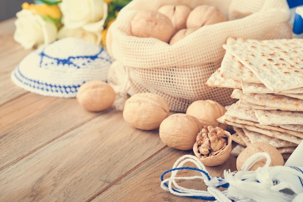 Concept de célébration de la Pâque Matzah rouge casher et noix Rituel traditionnel pain juif matsa kippa et talit sur fond de bois ancien Nourriture de la Pâque Fête juive de Pessah Image tonique