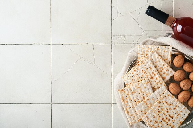 Concept de célébration de la Pâque Matzah rouge noix casher Pain juif rituel traditionnel sur fond de table de comptoir en tuiles grises fissurées Nourriture de la Pâque Fête juive de Pessah