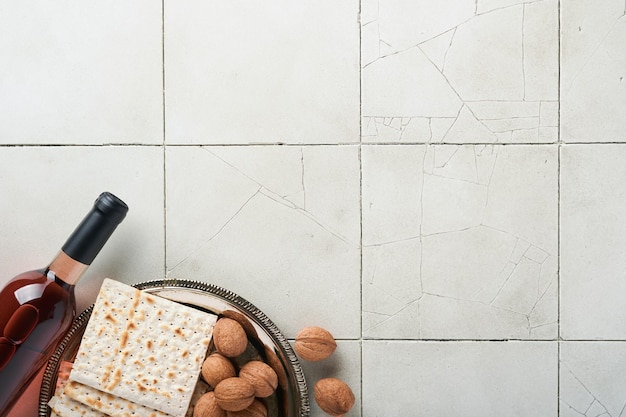 Concept de célébration de la Pâque Matzah rouge noix casher Pain juif rituel traditionnel sur fond de table de comptoir en tuiles grises fissurées Nourriture de la Pâque Fête juive de Pessah