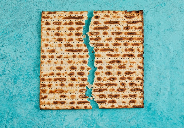 Concept de célébration de Pessah Fête juive Pessah Matsa carrée brisée en deux Vue de dessus Mise à plat