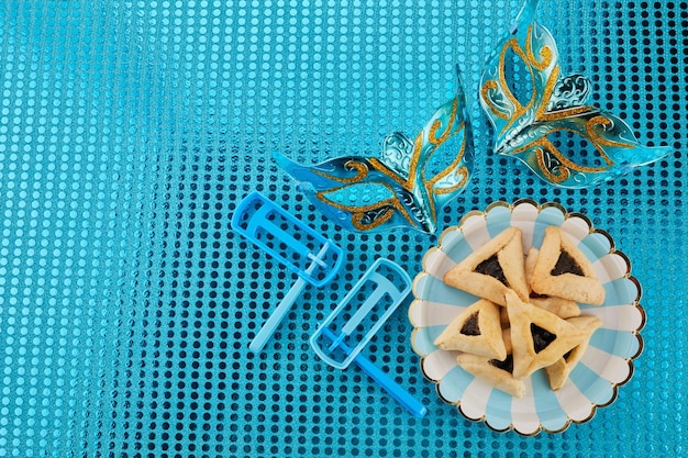 Concept de célébration de Pourim fond de carnaval juif hamantaschen ou oreilles de hamans cookies carnaval ma