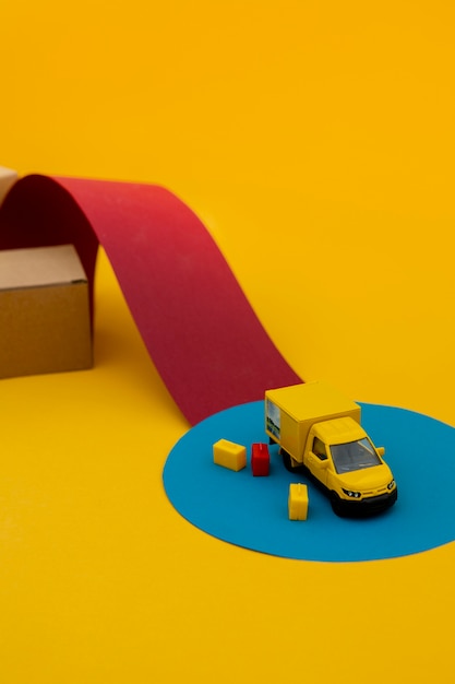 Concept de chaîne d'approvisionnement de camions et de boîtes jaunes