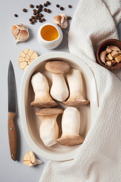 Concept de champignons de la récolte d'automne de la nourriture d'automne