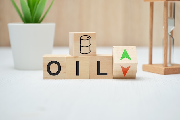 Le concept de changer le coût du pétrole sur des cubes en bois.