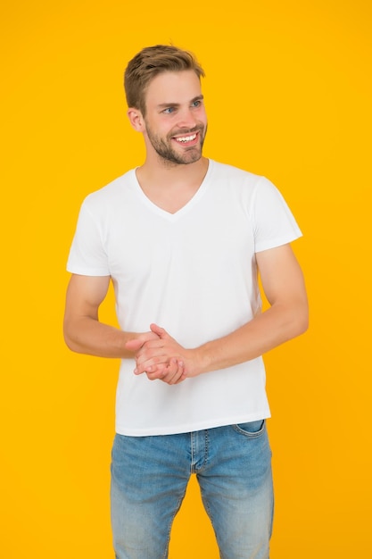 Concept de charisme Soins du visage Belles personnes Beau jeune homme Beau mec visage mal rasé Hipster avec des poils porter un t-shirt blanc Bel homme posant Charismatique macho Bel homme sexy